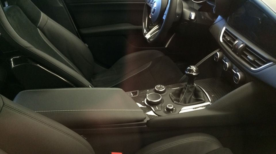 Im Innenraum geht es sportlich zu.