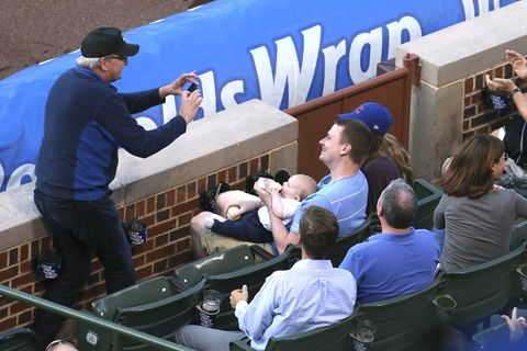 Nach dem spektakulären Fann fotgrafiert ein Mann Baseballfan Keith Hartley und dessen Baby.