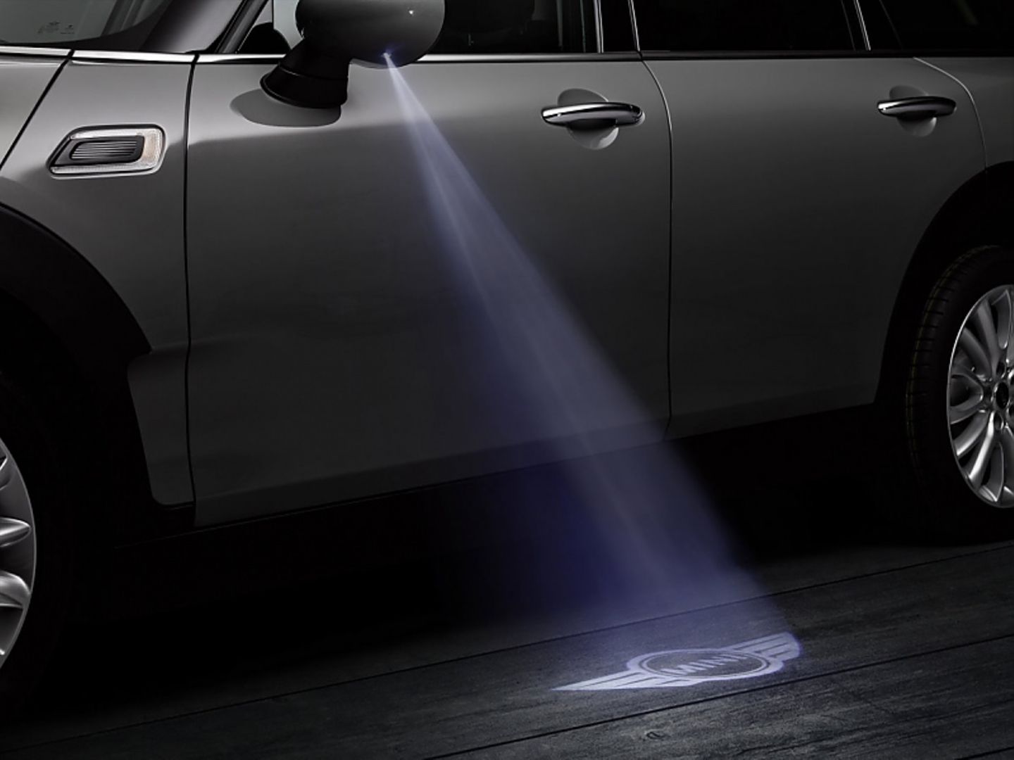 Mini Clubman 2015 - wie beim Range Rover wird das Markensignet auf den Boden projiziert