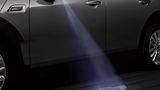 Mini Clubman 2015 - wie beim Range Rover wird das Markensignet auf den Boden projiziert