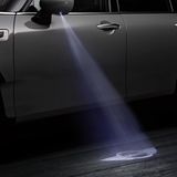 Mini Clubman 2015 - wie beim Range Rover wird das Markensignet auf den Boden projiziert