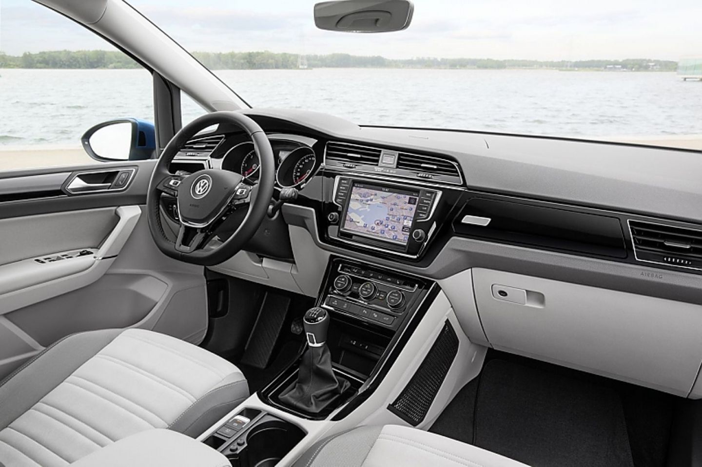 Das Cockpit ist im typischen VW-Design gehalten