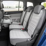 Herunterklappbare Tische machen den Fond wohnlicher