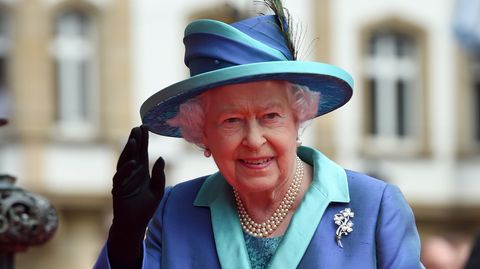 Queen Elizabeth II. bei ihrer Ankunft vor der Frankfurter Paulskirche