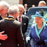 Tag drei, 25. Juni 2015  Mit einer halben Stunde Verspätung kommt Elizabeth II. vor der Paulskirche an. Dort trifft sie auf den hessischen Ministerpräsidenten Volker Bouffier (l., CDU) und Frankfurts Oberbürgermeister Peter Feldmann (SPD).