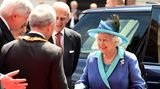 Tag drei, 25. Juni 2015  Mit einer halben Stunde Verspätung kommt Elizabeth II. vor der Paulskirche an. Dort trifft sie auf den hessischen Ministerpräsidenten Volker Bouffier (l., CDU) und Frankfurts Oberbürgermeister Peter Feldmann (SPD).