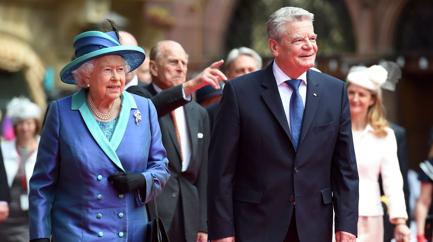 Elizabeth II. in Deutschland: Tag drei, 25. Juni 2015 In der Paulskirche trifft die Königin auf etwa 120 ausgewählte Bürger und lässt sich die Goldene Bulle, eine historische Urkunde, zeigen. Nach dem Besuch der Kirche schreitet Elizabeth II. neben Joachim Gauck über den roten Teppich. Ihr Ziel ist das Rathaus, der Frankfurter Römer, wo sie zu Mittag isst. Tag drei, 25. Juni 2015 In der Paulskirche trifft die Königin auf etwa 120 ausgewählte Bürger und lässt sich die Goldene Bulle, eine historische Urkunde, zeigen. Nach dem Besuch der Kirche schreitet Elizabeth II. neben Joachim Gauck über den roten Teppich. Ihr Ziel ist das Rathaus, der Frankfurter Römer, wo sie zu Mittag isst.