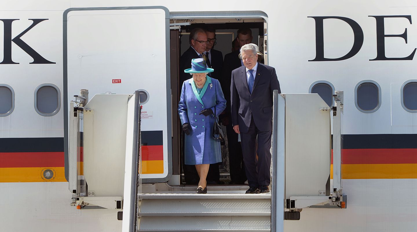 Elizabeth II. in Deutschland: Tag drei, 25. Juni 2015 Der dritte Tag ihres Staatsbesuches beginnt für die Queen in Frankfurt am Main. Gegen 11.40 Uhr landet die Sondermaschine mit der Queen und Prinz Philip am Frankfurter Flughafen. Wie schon am Vortag werden die royalen Gäste von Bundespräsident Joachim Gauck und dessen Lebensgefährtin Daniela Schadt begleitet. Mit dem Privatauto der Queen, einem Range Rover, der extra aus Großbritannien eingeflogen wurde, geht es weiter zur Frankfurter Paulskirche. Tag drei, 25. Juni 2015 Der dritte Tag ihres Staatsbesuches beginnt für die Queen in Frankfurt am Main. Gegen 11.40 Uhr landet die Sondermaschine mit der Queen und Prinz Philip am Frankfurter Flughafen. Wie schon am Vortag werden die royalen Gäste von Bundespräsident Joachim Gauck und dessen Lebensgefährtin Daniela Schadt begleitet. Mit dem Privatauto der Queen, einem Range Rover, der extra aus Großbritannien eingeflogen wurde, geht es weiter zur Frankfurter Paulskirche.