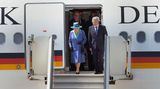 Tag drei, 25. Juni 2015  Der dritte Tag ihres Staatsbesuches beginnt für die Queen in Frankfurt am Main. Gegen 11.40 Uhr landet die Sondermaschine mit der Queen und Prinz Philip am Frankfurter Flughafen. Wie schon am Vortag werden die royalen Gäste von Bundespräsident Joachim Gauck und dessen Lebensgefährtin Daniela Schadt begleitet. Mit dem Privatauto der Queen, einem Range Rover, der extra aus Großbritannien eingeflogen wurde, geht es weiter zur Frankfurter Paulskirche.