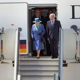 Tag drei, 25. Juni 2015  Der dritte Tag ihres Staatsbesuches beginnt für die Queen in Frankfurt am Main. Gegen 11.40 Uhr landet die Sondermaschine mit der Queen und Prinz Philip am Frankfurter Flughafen. Wie schon am Vortag werden die royalen Gäste von Bundespräsident Joachim Gauck und dessen Lebensgefährtin Daniela Schadt begleitet. Mit dem Privatauto der Queen, einem Range Rover, der extra aus Großbritannien eingeflogen wurde, geht es weiter zur Frankfurter Paulskirche.