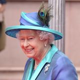 Tag drei, 25. Juni 2015  Die Queen trägt in Frankfurt einen Mantel in Blau - ihrer Lieblingsfarbe, dazu eine Perlenkette und eine Brosche. Ihren Hut zieren Pfauenfedern.