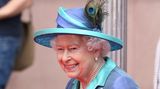 Tag drei, 25. Juni 2015  Die Queen trägt in Frankfurt einen Mantel in Blau - ihrer Lieblingsfarbe, dazu eine Perlenkette und eine Brosche. Ihren Hut zieren Pfauenfedern.