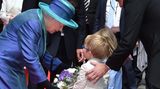Tag drei, 25. Juni 2015  Zwei Kinder dürfen der Queen einen Strauß Blumen überreichen. Insgesamt warten nach Schätzung der Polizei rund 3000 Schaulustige, um einen Blick auf die britische Königin zu werfen: 1500 auf dem Paulsplatz und die gleiche Zahl vor dem Römer.