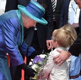 Tag drei, 25. Juni 2015  Zwei Kinder dürfen der Queen einen Strauß Blumen überreichen. Insgesamt warten nach Schätzung der Polizei rund 3000 Schaulustige, um einen Blick auf die britische Königin zu werfen: 1500 auf dem Paulsplatz und die gleiche Zahl vor dem Römer.