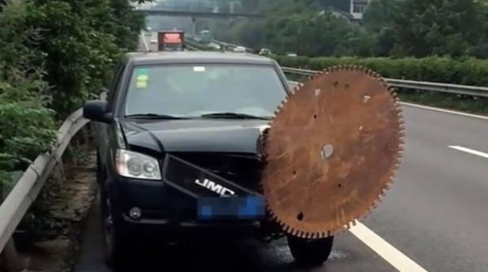 Sägeblatt-Unfall - Chinese entgeht Enthauptung auf der Autobahn Wie durch ein Wunder überlebte der Fahrer den Aufprall