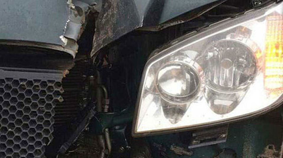 Sägeblatt-Unfall - Chinese entgeht Enthauptung auf der Autobahn 40 Zentimeter tief bohrte sich das Sägeblatt in den Motor des SUV