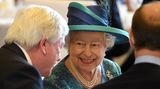 Tag drei, 25. Juni 2015  Die Queen im Gespräch mit Ministerpräsident  Volker Bouffier, der während des Essens im Römer neben ihr sitzen darf. Angeblich leistet sich Bouffier den Fauxpas, den Arm auf die Stuhllehne der Königin zu legen.