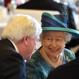 Tag drei, 25. Juni 2015  Die Queen im Gespräch mit Ministerpräsident  Volker Bouffier, der während des Essens im Römer neben ihr sitzen darf. Angeblich leistet sich Bouffier den Fauxpas, den Arm auf die Stuhllehne der Königin zu legen.