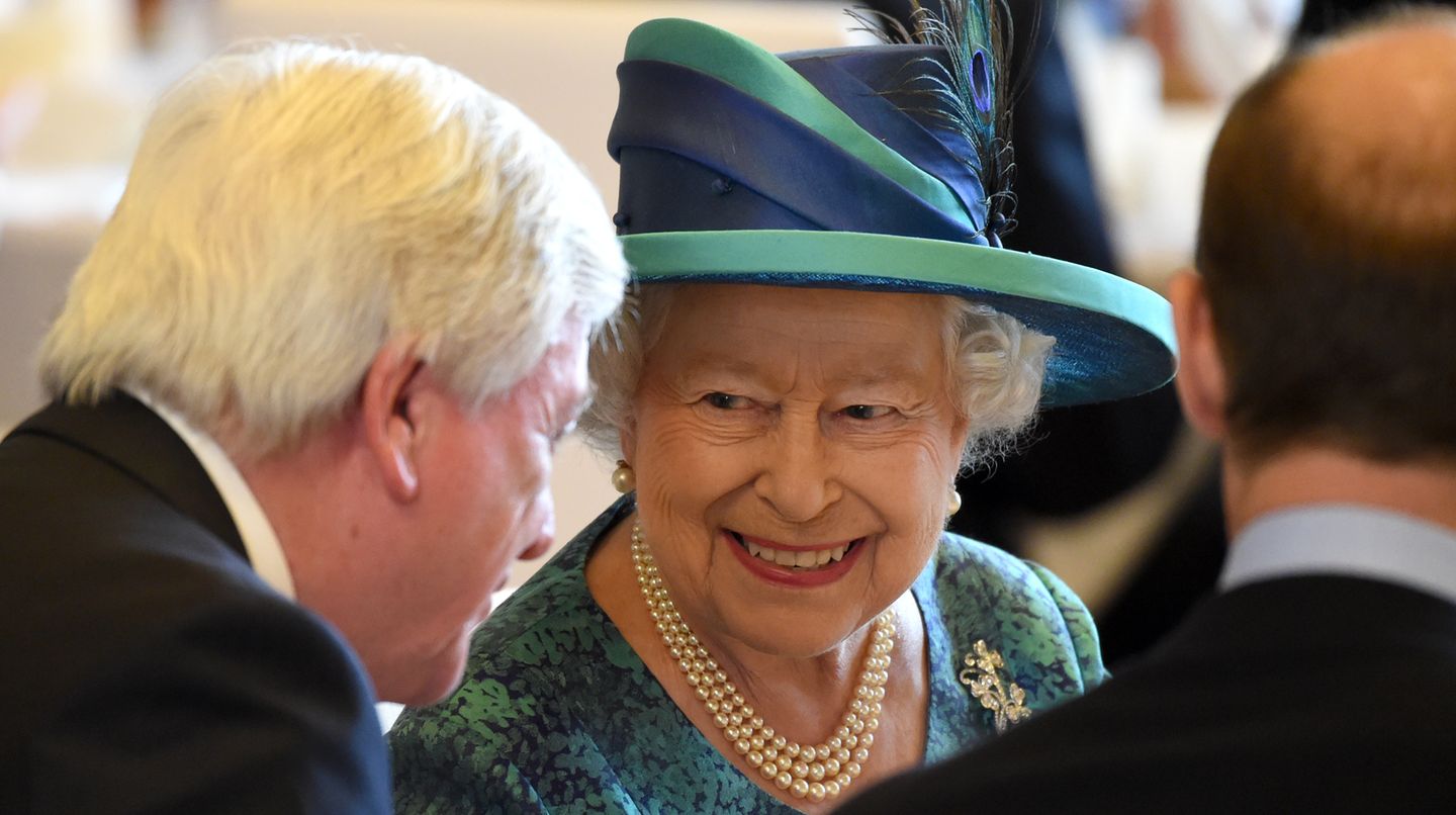 Tag drei, 25. Juni 2015  Die Queen im Gespräch mit Ministerpräsident  Volker Bouffier, der während des Essens im Römer neben ihr sitzen darf. Angeblich leistet sich Bouffier den Fauxpas, den Arm auf die Stuhllehne der Königin zu legen.
