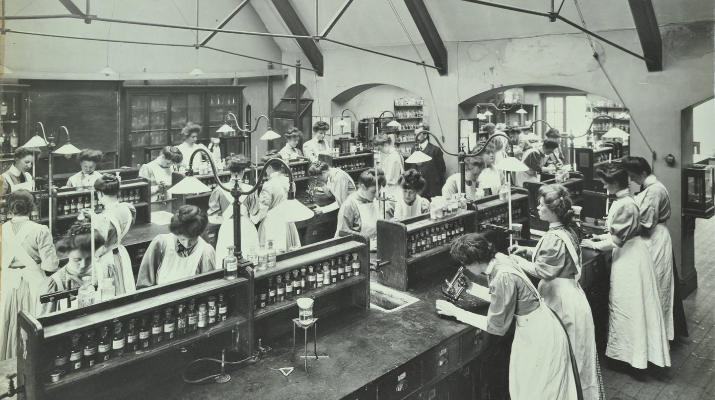 Die gute alte Zeit? Nicht unbedingt, denn die Löhne waren im Jahr 1907 sicherlich noch nicht so gut für Menschen, die in der Pharma- und Chemie-Branche gearbeitet haben. Doch bis 2020 werden diese Mitarbeiter im Vergleich zum Einkommen 2012 durchschnittlich 6200 Euro mehr verdienen. Damit erhält diese Branche das stärkste Lohnplus aller Wirtschaftszweige. 