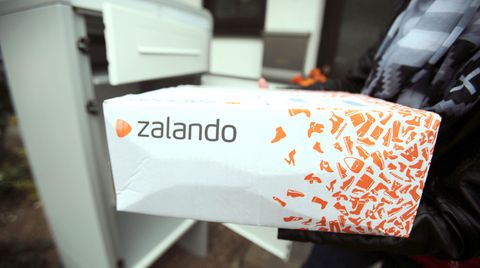 Ein Paket des Online-Versandhändlers Zalando in Königswinter, Nordrhein-Westfalen