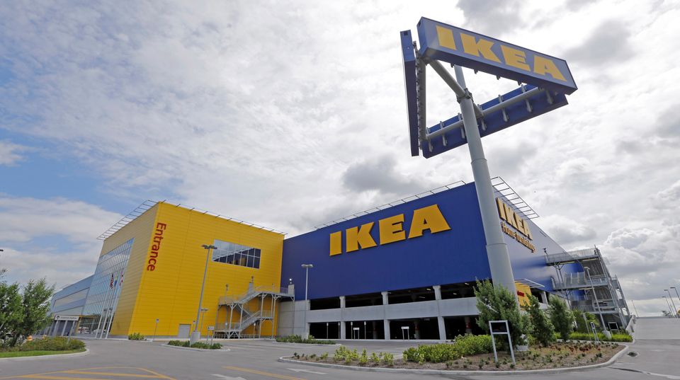 Die großen Ikea-Möbelhäuser könnten bald der Vergangenheit angehören.