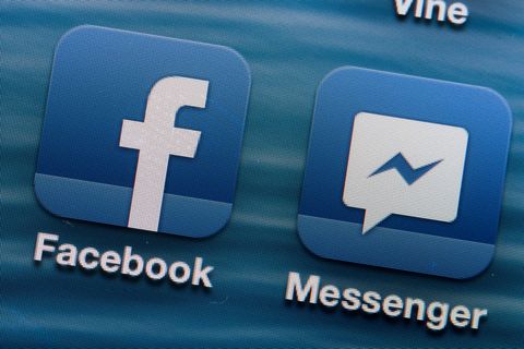 Die Apps für Facebook und Messenger sidn auf einem Smartphone nebeneinander angeordnet