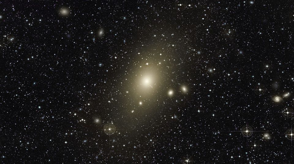 "Messier 87" besitzt mehr als fünfmal so viel Masse wie unsere Heimatgalaxie die Milchstraße