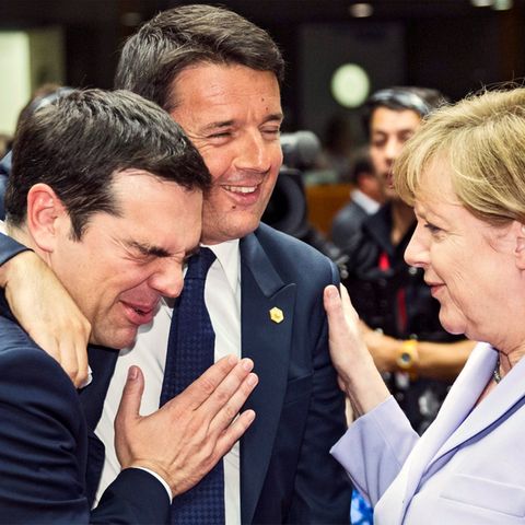 Beim derzeit laufenden Treffen der EU-Staats- und Regierungschefs steht die griechische Schuldenkrise zwar nicht offiziell auf der Agenda, sie wird aber dennoch Thema sein. So ausgelassen, wie sich Alexis Tsipras (l.) hier mit Matteo Renzi und Angela Merkel zeigt, dürfte die Stimmung aber nicht werden.