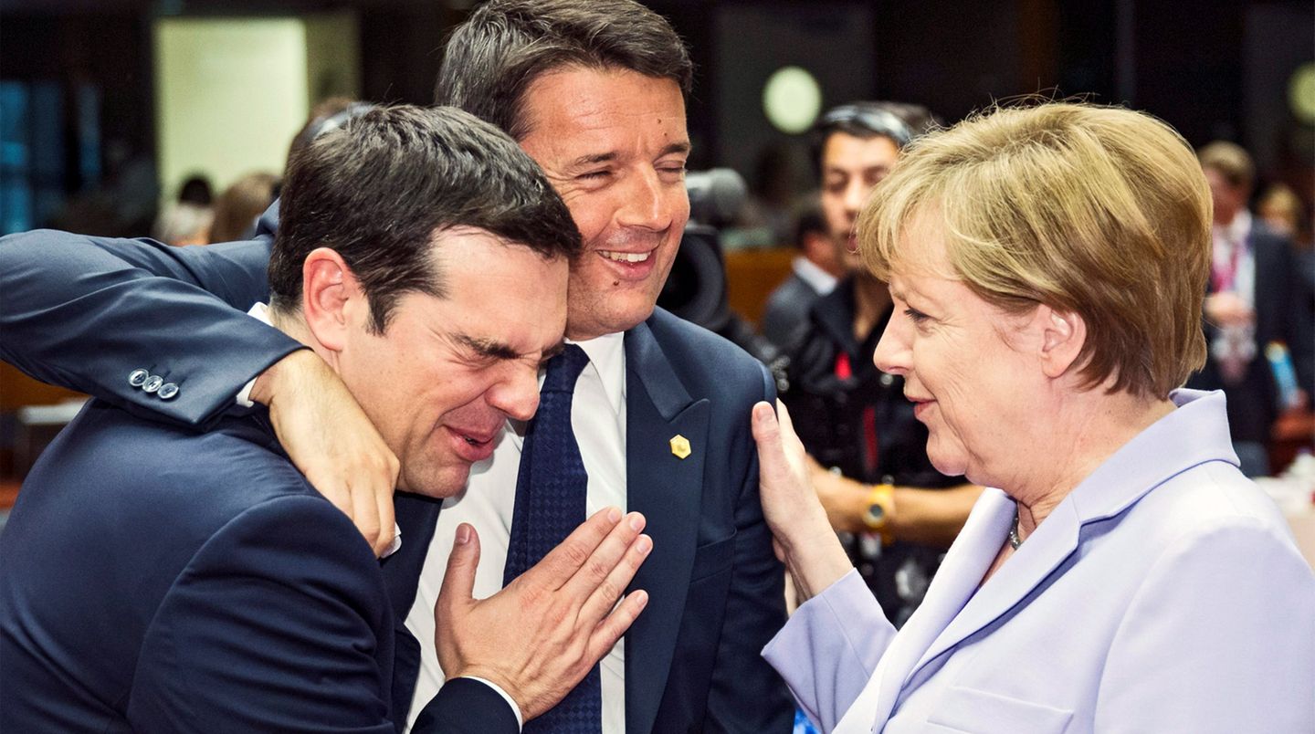 Beim derzeit laufenden Treffen der EU-Staats- und Regierungschefs steht die griechische Schuldenkrise zwar nicht offiziell auf der Agenda, sie wird aber dennoch Thema sein. So ausgelassen, wie sich Alexis Tsipras (l.) hier mit Matteo Renzi und Angela Merkel zeigt, dürfte die Stimmung aber nicht werden.