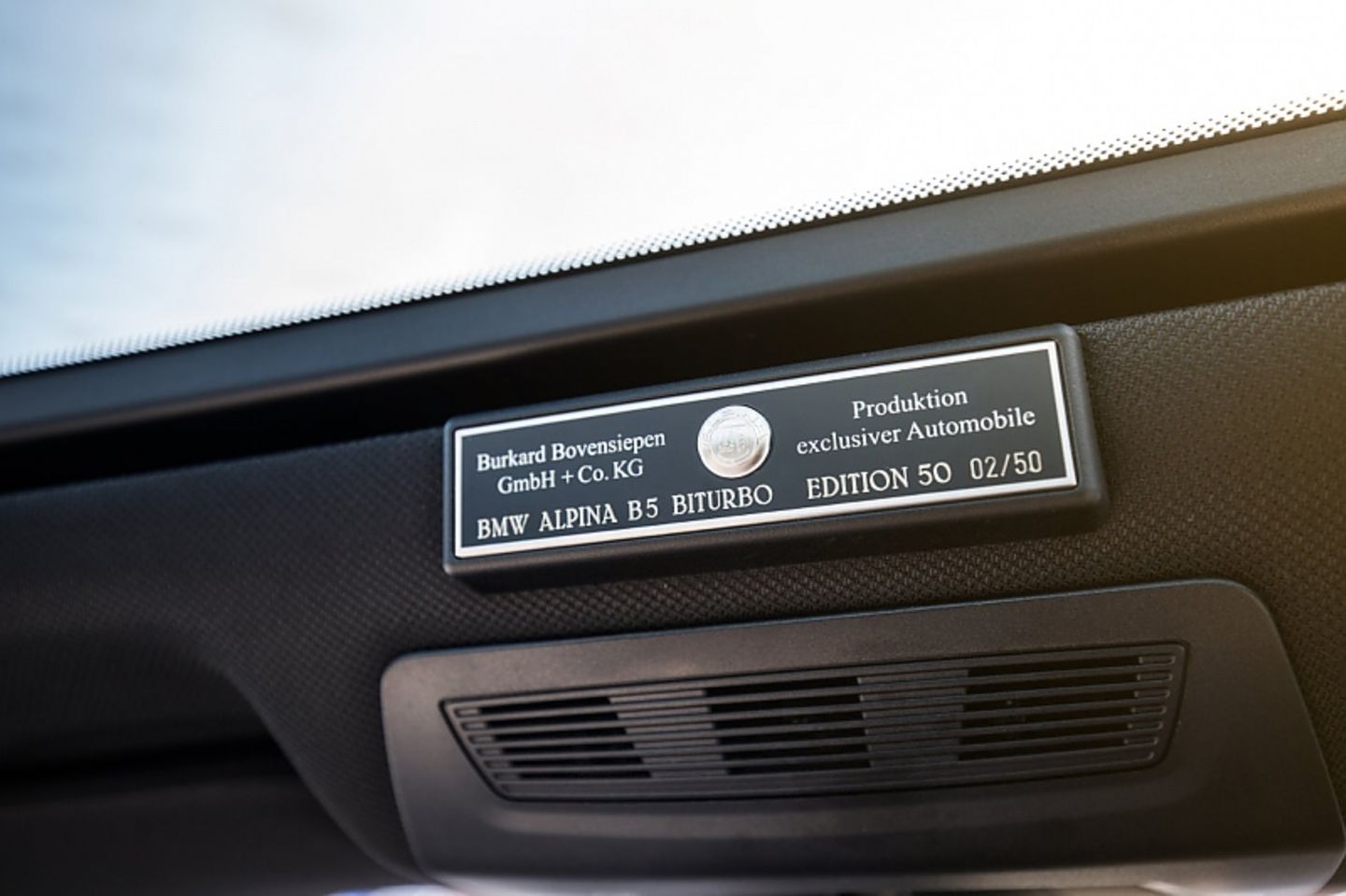 BMW Alpina B5 Edition 50 - die Plakette zeigt, in welchem Fahrzeug man sitzt