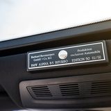 BMW Alpina B5 Edition 50 - die Plakette zeigt, in welchem Fahrzeug man sitzt