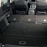 Die hinteren fünf Sitze lassen sich alle per Knopfdruck flachlegen.