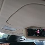 Ein kleiner Spiegel gibt den Blick auf die hinteren Sitze frei.