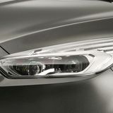 Die schmalen Scheinwerfer sind ein Markenzeichen des neuen Ford-Gesichts.