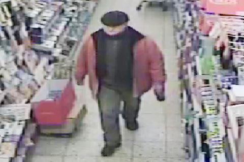 Das Bild einer Überwachungskamera zeigt den mutmaßlichen Räuber in einem Supermarkt in Hannover