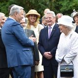 Tag drei, 25. Juni 2015  Der Geburtstag der Queen lässt sich gar nicht oft genug feiern. Immerhin wurde sie im April bereits 89 Jahre alt. Der britische Botschafter in Berlin veranstaltet deshalb zu Ehren der Monarchin eine Gartenparty. Rund 600 geladene Gäste kommen in die Residenz von Botschafter Simon McDonald. Bei Dudelsackmusik und Sandwisches mischt sich die Queen im Garten unter die Besucher, darunter auch Klaus Wowereit. Die Königin traf den früheren Bürgermeister Berlins bereits 2004 bei ihrem letzten Staatsbesuch in Deutschland.
