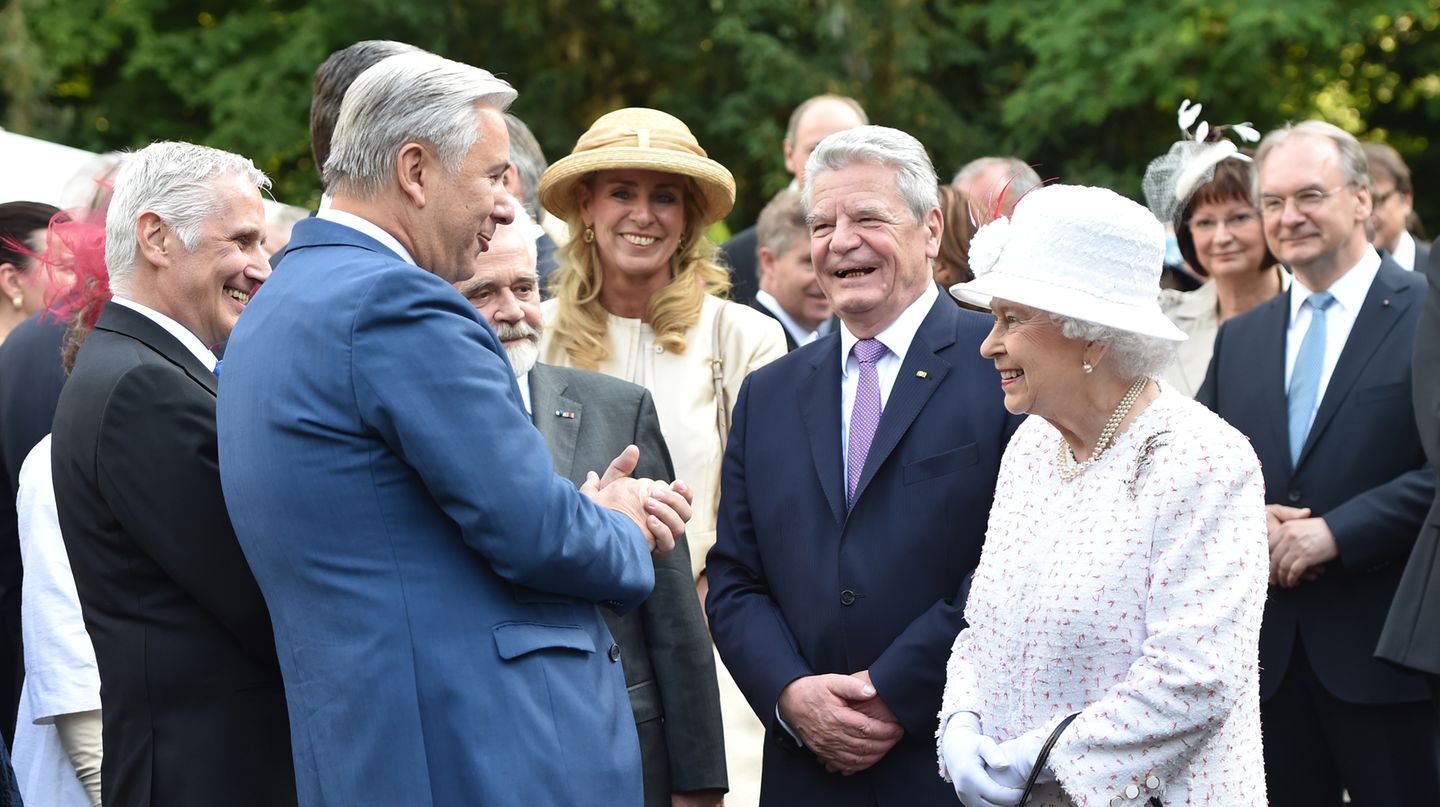 Elizabeth II. in Deutschland: Tag drei, 25. Juni 2015 Der Geburtstag der Queen lässt sich gar nicht oft genug feiern. Immerhin wurde sie im April bereits 89 Jahre alt. Der britische Botschafter in Berlin veranstaltet deshalb zu Ehren der Monarchin eine Gartenparty. Rund 600 geladene Gäste kommen in die Residenz von Botschafter Simon McDonald. Bei Dudelsackmusik und Sandwisches mischt sich die Queen im Garten unter die Besucher, darunter auch Klaus Wowereit. Die Königin traf den früheren Bürgermeister Berlins bereits 2004 bei ihrem letzten Staatsbesuch in Deutschland. Tag drei, 25. Juni 2015 Der Geburtstag der Queen lässt sich gar nicht oft genug feiern. Immerhin wurde sie im April bereits 89 Jahre alt. Der britische Botschafter in Berlin veranstaltet deshalb zu Ehren der Monarchin eine Gartenparty. Rund 600 geladene Gäste kommen in die Residenz von Botschafter Simon McDonald. Bei Dudelsackmusik und Sandwisches mischt sich die Queen im Garten unter die Besucher, darunter auch Klaus Wowereit. Die Königin traf den früheren Bürgermeister Berlins bereits 2004 bei ihrem letzten Staatsbesuch in Deutschland.