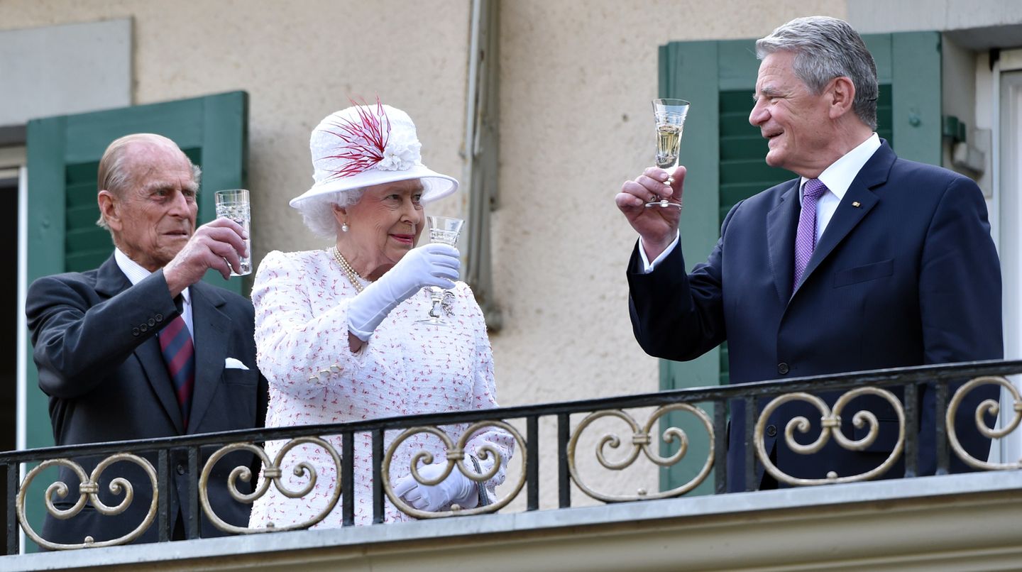 Tag drei, 25. Juni 2015  Auf die Königin! Bundespräsident Gauck hebt zu Ehren der Queen das Glas, die Königin und Prinz Philip prosten ihm zu. Das royale Paar bleibt nur etwa eine Stunde auf der Gartenparty. Danach geht's im Bentley zurück ins Hotel Adlon.