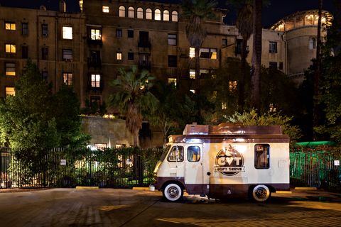 Food-Truck steht vor Hotel