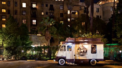 Food-Truck steht vor Hotel
