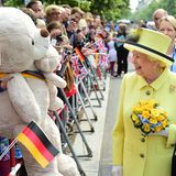 Tag vier, 26. Juni 2015  Dem riesigen Bären schenkt die Queen ein Lächeln, mitnehmen kann oder will sie ihn jedoch nicht.