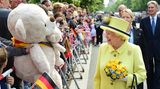 Tag vier, 26. Juni 2015  Dem riesigen Bären schenkt die Queen ein Lächeln, mitnehmen kann oder will sie ihn jedoch nicht.