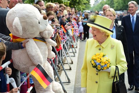 Tag vier, 26. Juni 2015  Dem riesigen Bären schenkt die Queen ein Lächeln, mitnehmen kann oder will sie ihn jedoch nicht.