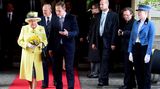 Tag vier, 26. Juni 2015  Im leuchtend geben Mantel und mit passendem Hut verlässt die Queen das Hotel Adlon an der Seite des Regierenden Berliner Bürgermeisters Michael Müller. Nach vier Tagen in Deutschland verabschiedet sich die Queen aus Berlin.
