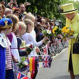 Tag vier, 26. Juni 2015  Zum Abschied nimmt die Queen auf dem Pariser Platz Blumen von Kindern entgegen und spricht kurz mit den wartenden Menschen.