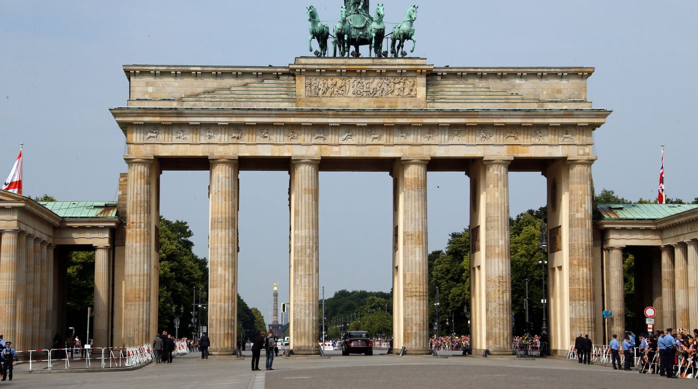Elizabeth II. in Deutschland: Tag vier, 26. Juni 2015 In ihrem roten Bentley fährt die Queen durch das Brandenburger Tor. Bei ihren Staatsbesuchen in den Jahren 1965 und 1992 passierte Elizabeth II. ebenfalls das Berliner Wahrzeichen. Die Limousine bringt die Königin und Prinz Philip zum Flughafen. Von dort aus geht es weiter zu einem Zwischenstopp in Niedersachen. Die Queen will die KZ-Gedenkstätte Bergen-Belsen besuchen, bevor sie am Nachmittag zurück nach England fliegt. Tag vier, 26. Juni 2015 In ihrem roten Bentley fährt die Queen durch das Brandenburger Tor. Bei ihren Staatsbesuchen in den Jahren 1965 und 1992 passierte Elizabeth II. ebenfalls das Berliner Wahrzeichen. Die Limousine bringt die Königin und Prinz Philip zum Flughafen. Von dort aus geht es weiter zu einem Zwischenstopp in Niedersachen. Die Queen will die KZ-Gedenkstätte Bergen-Belsen besuchen, bevor sie am Nachmittag zurück nach England fliegt.