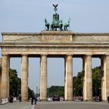 Tag vier, 26. Juni 2015  In ihrem roten Bentley fährt die Queen durch das Brandenburger Tor. Bei ihren Staatsbesuchen in den Jahren 1965 und 1992 passierte Elizabeth II. ebenfalls das Berliner Wahrzeichen. Die Limousine bringt die Königin und Prinz Philip zum Flughafen. Von dort aus geht es weiter zu einem Zwischenstopp in Niedersachen. Die Queen will die KZ-Gedenkstätte Bergen-Belsen besuchen, bevor sie am Nachmittag zurück nach England fliegt.