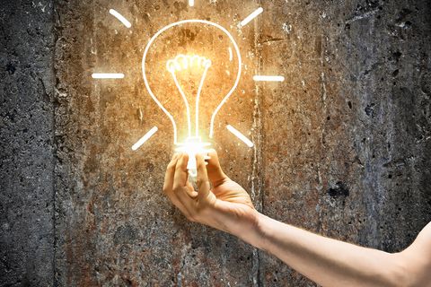Deutsche Uni-Absolventen sind bestens ausgebildet, haben kreative Idee - doch statt ein Start-up zu gründen, unterschreiben sie lieber bei großen Konzernen. Dabei entdecken gerade die nun die deutsche Gründer-Szene - und pumpen Millionen in die guten Ideen. 