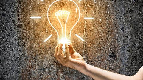 Deutsche Uni-Absolventen sind bestens ausgebildet, haben kreative Idee - doch statt ein Start-up zu gründen, unterschreiben sie lieber bei großen Konzernen. Dabei entdecken gerade die nun die deutsche Gründer-Szene - und pumpen Millionen in die guten Ideen. 